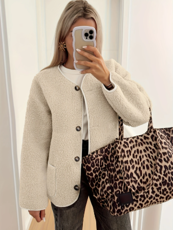 De Fleece-Knopenjack – Zacht & duurzaam