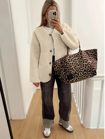 De Fleece-Knopenjack – Zacht & duurzaam
