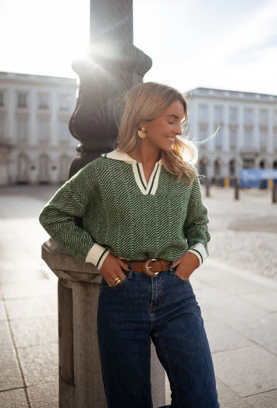 De groene V-hals trui – Elegant & puur