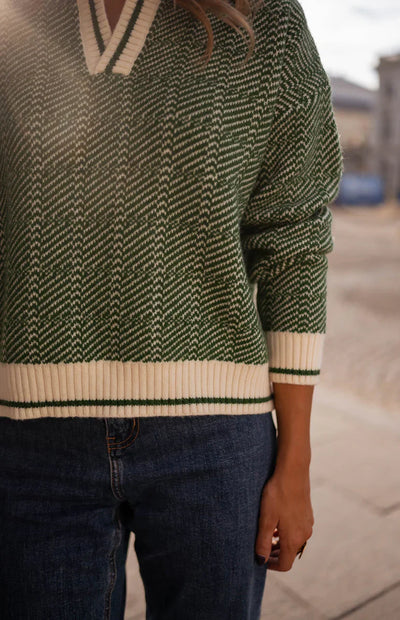 De groene V-hals trui – Elegant & puur